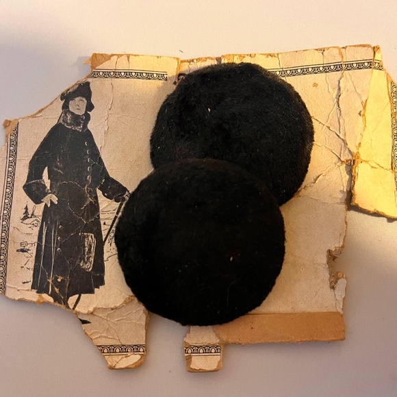 2 Antique Fur Buttons on Original Antique Sales Card - Picture 2 of 3